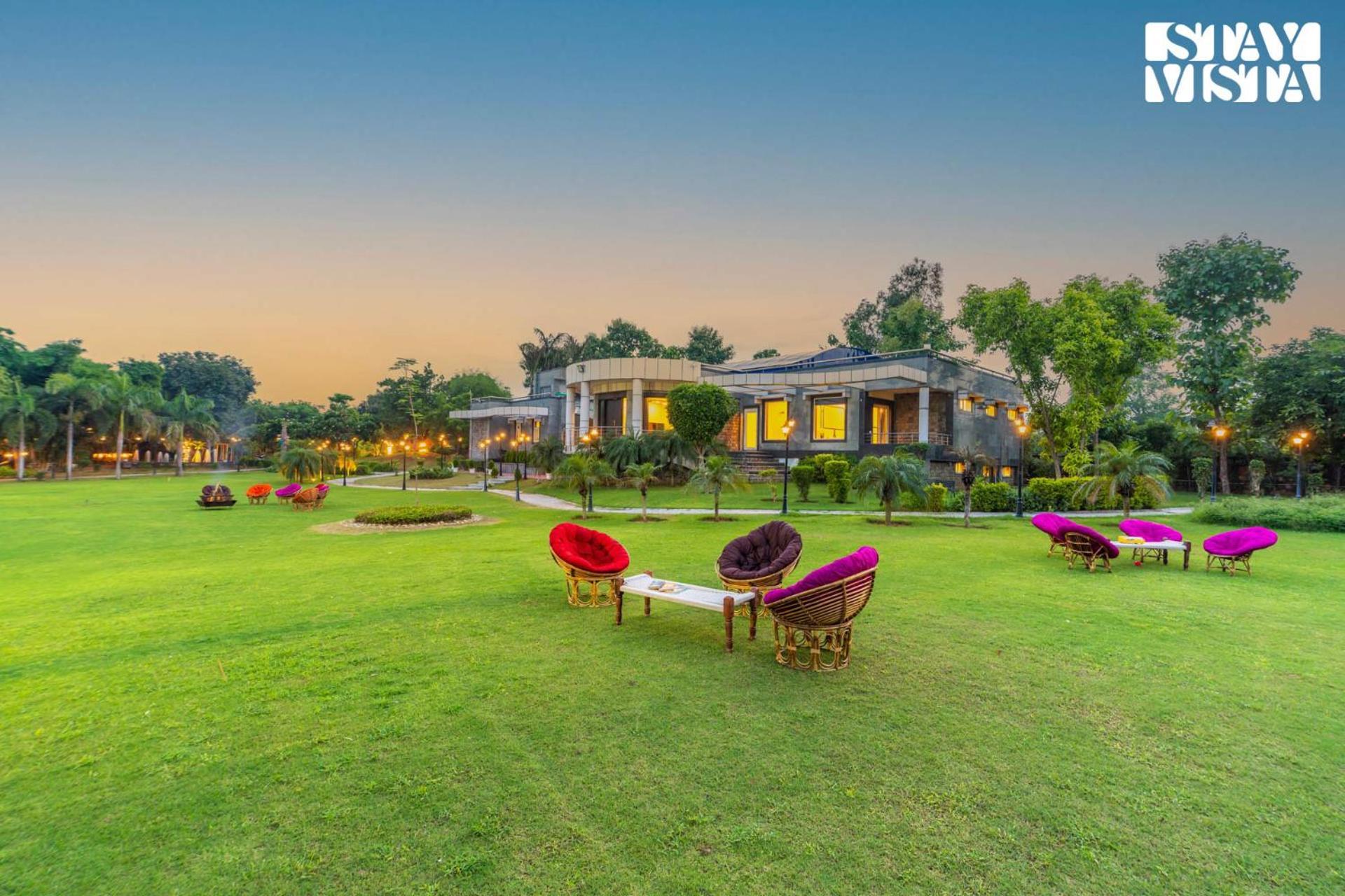 Stayvista At Wandering Vines Indoor Pool 4Bhk Luxury Villa In Delhi Sohna Exterior foto