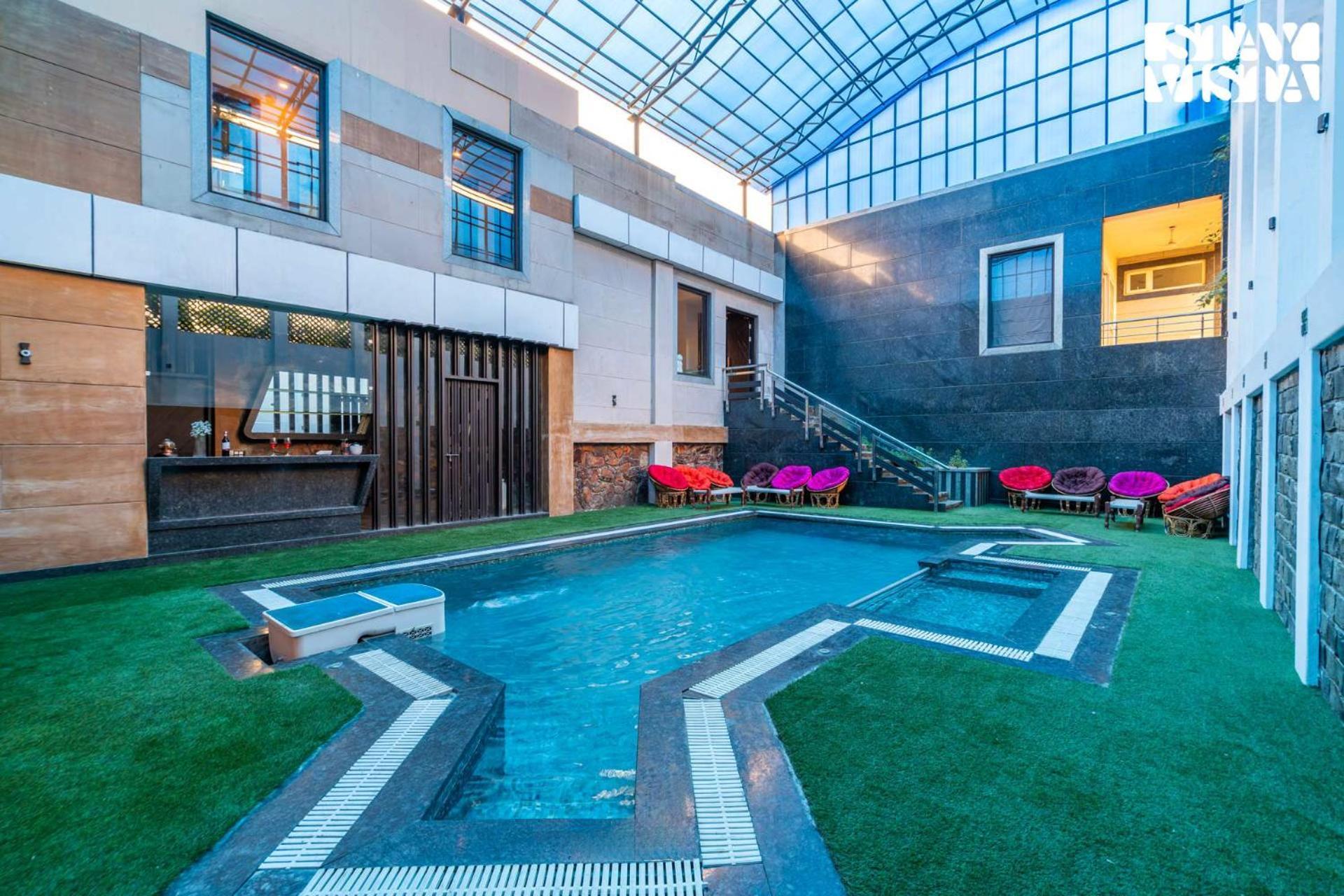 Stayvista At Wandering Vines Indoor Pool 4Bhk Luxury Villa In Delhi Sohna Exterior foto